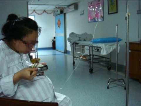 24岁孕妈产房生孩子, 生到一半直呼不想生出来了, 原因让人脸