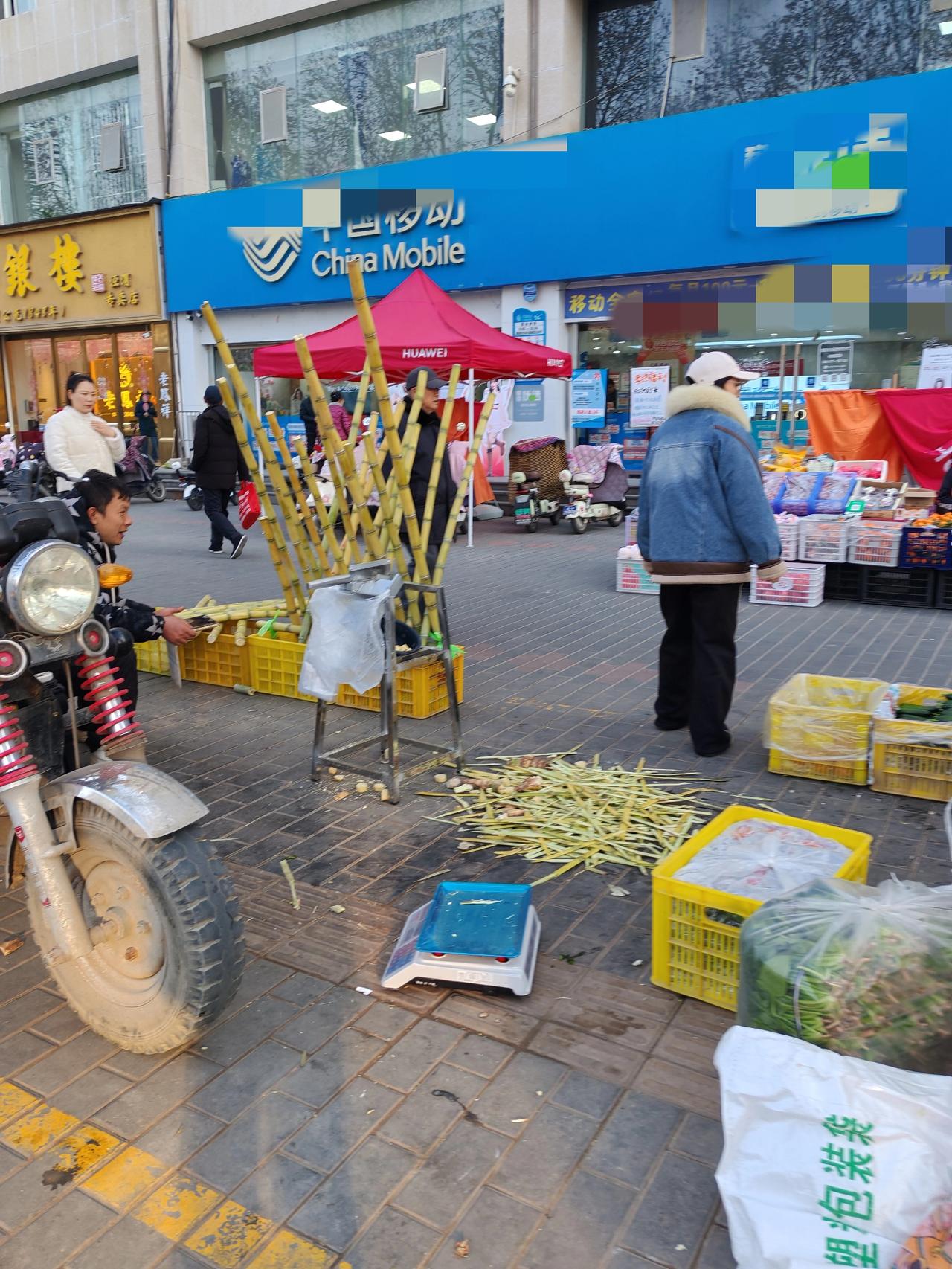 现在的生意人太精了12月15日，陕西西安。今天下午我回返路上，当时小贩们开始摆
