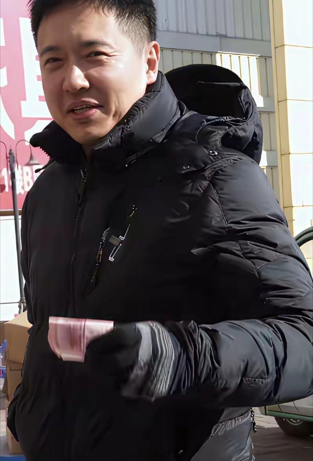 高云翔如果没有犯错，现在肯定是超一线男明星了，现在沦落到，去路边摊买衣服，真是太