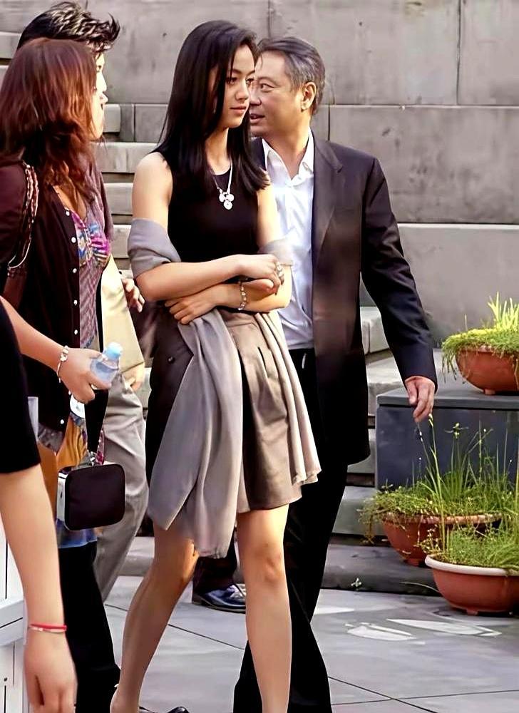 凌晨三点，工人们踩着脚手架，撕碎她在闹市区的巨幅海报，一股脑塞进垃圾车。一夜之间