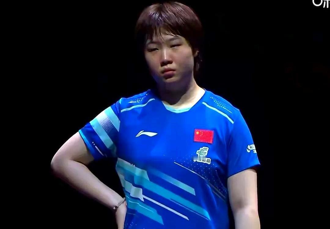 心疼莎莎，也抱抱我们大丫头！莎莎申请医疗暂停的时候，蒯曼就那么一动不动地站着