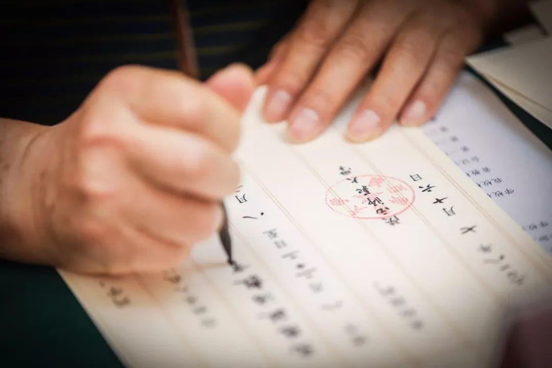 儿子手写录取通知书火了！父亲沉默凝望，眼含泪光说出一句话视频里，那双布满老茧