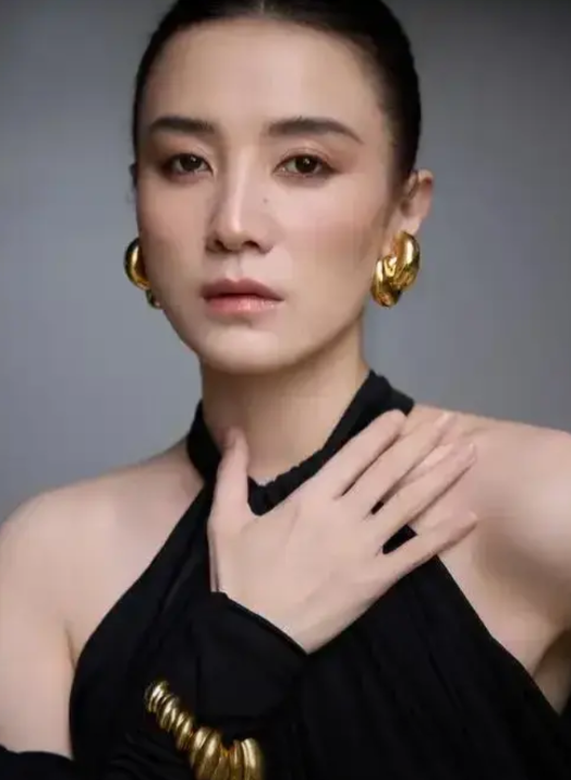 《山花烂漫时》的导演说，我为什么找宋佳呢？因为我找的其他女演员都不来，只有宋佳只