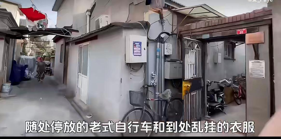 印度博主到北京胡同找优越感，刚到胡同他就觉得自己找对地方了，胡同里的房子都比较老