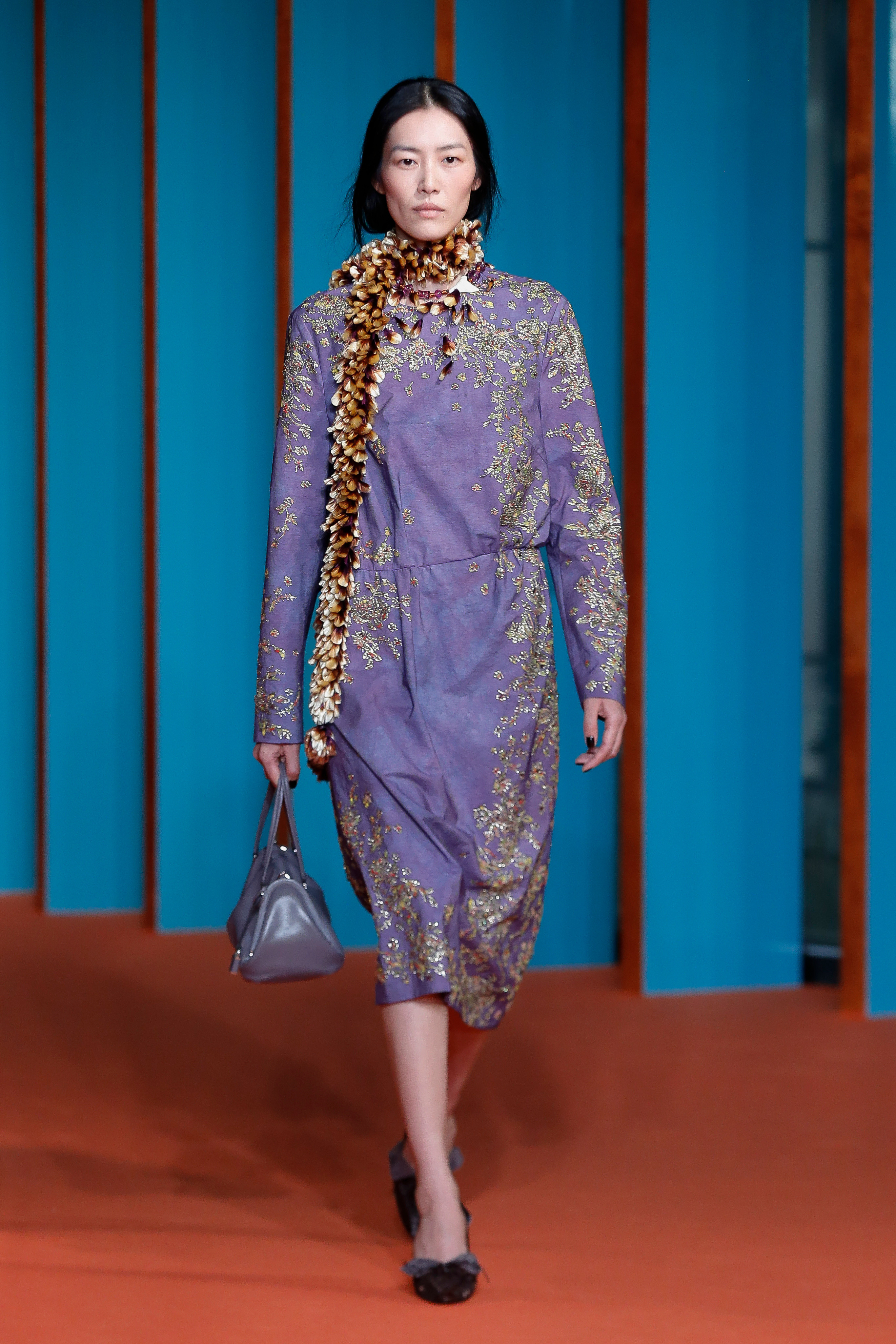 vt公告牌TORYBURCH2027春夏系列“以藏家视角，演绎奢华女性气