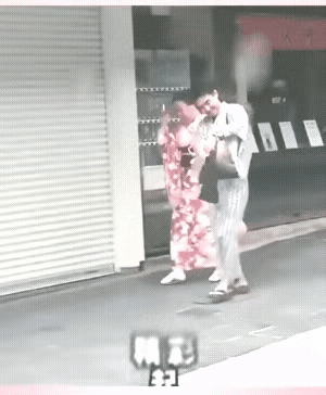 南京是一个开放的城市，在街头出现几个或者更多一些的外国人，着外国的民俗装都是非常