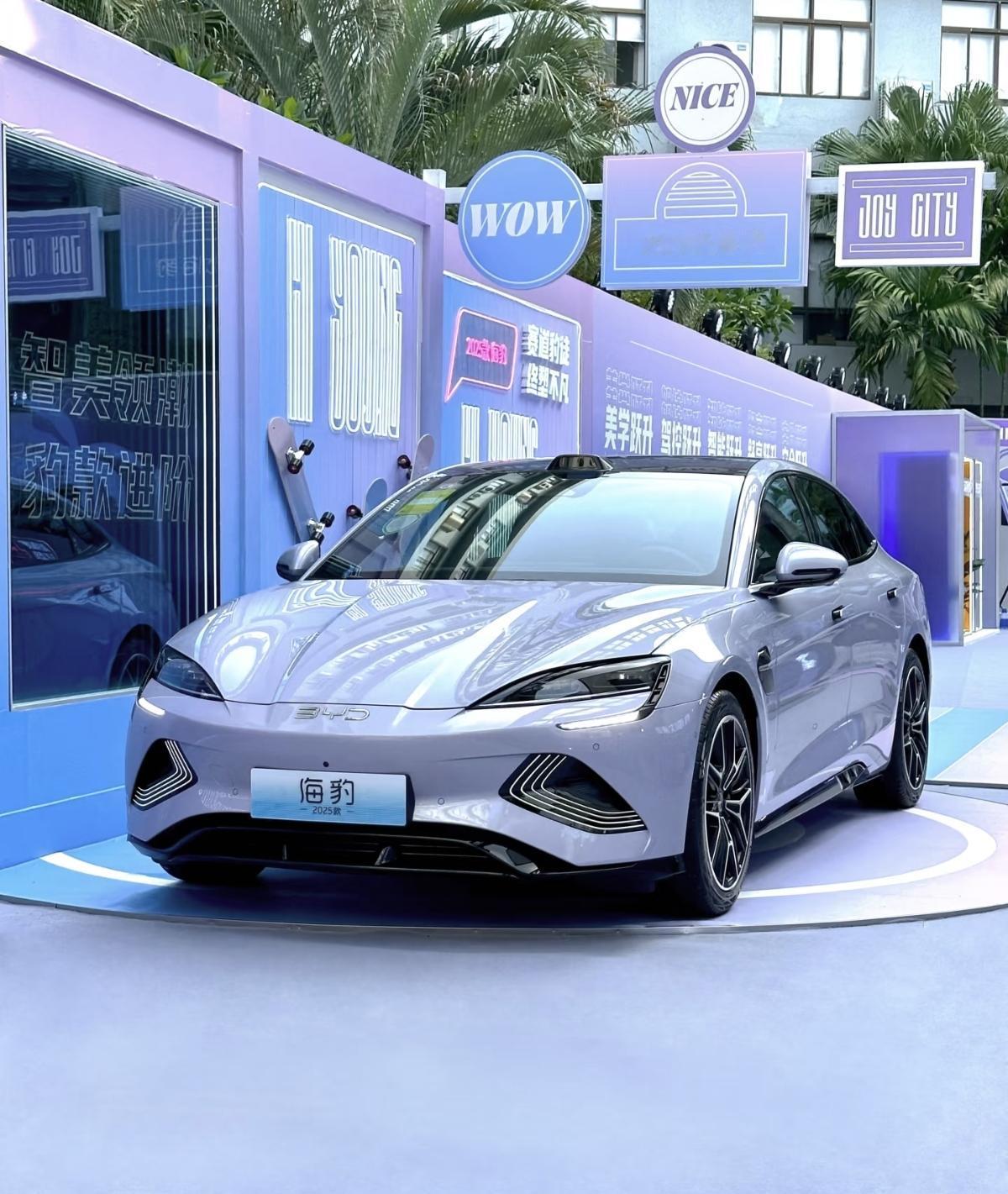 比亚迪海豹在欧洲卖爆！老外排队试驾，国产电车杀疯了？最近，比亚迪海豹在欧洲多