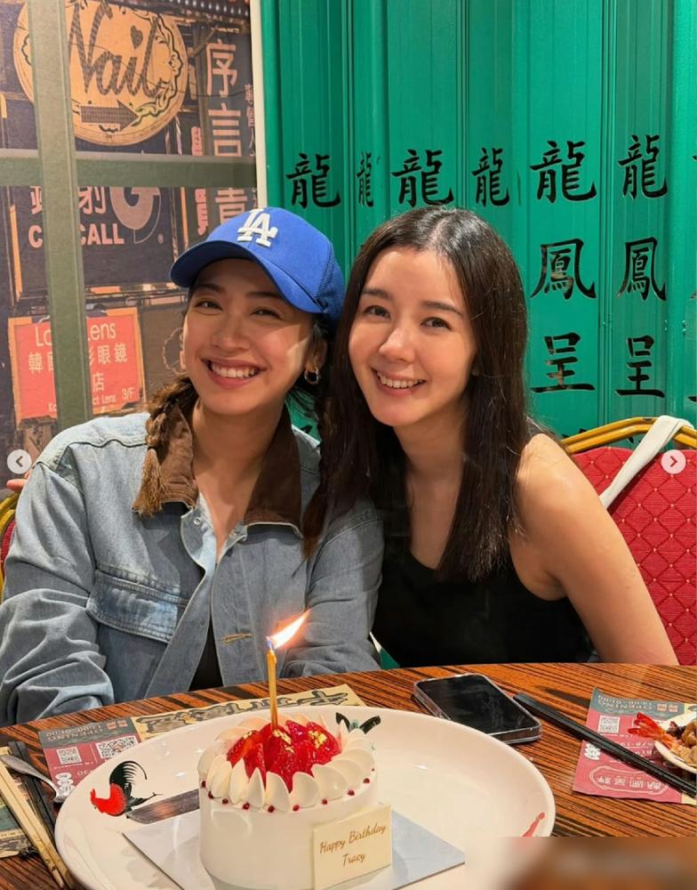 剑桥港姐麦明诗，前两天还在TVB高层乐易玲的生日宴上。大合照，稳站C位。