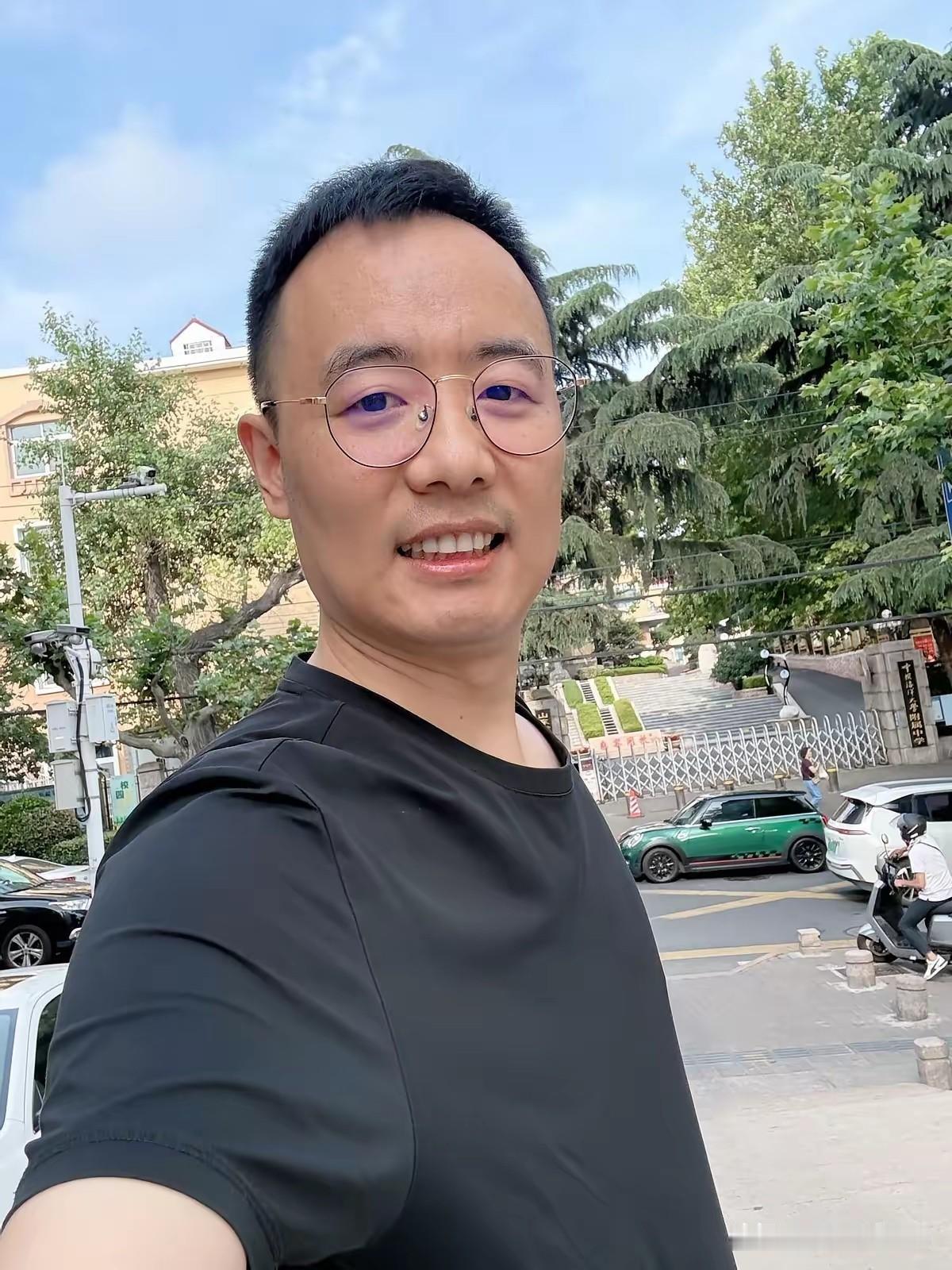 媳妇北大医学博士，肿瘤专家。在外地旅游，他突然头疼。她立马说：不玩了，下山，这边