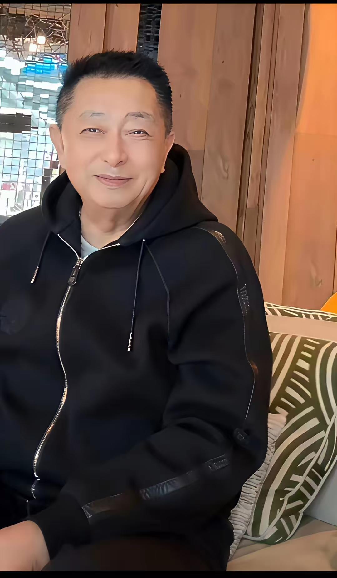 汪小菲的爸爸真是位老帅哥，这个男人一辈子吃喝玩乐，不操心不挣钱，当然不显老，苦都