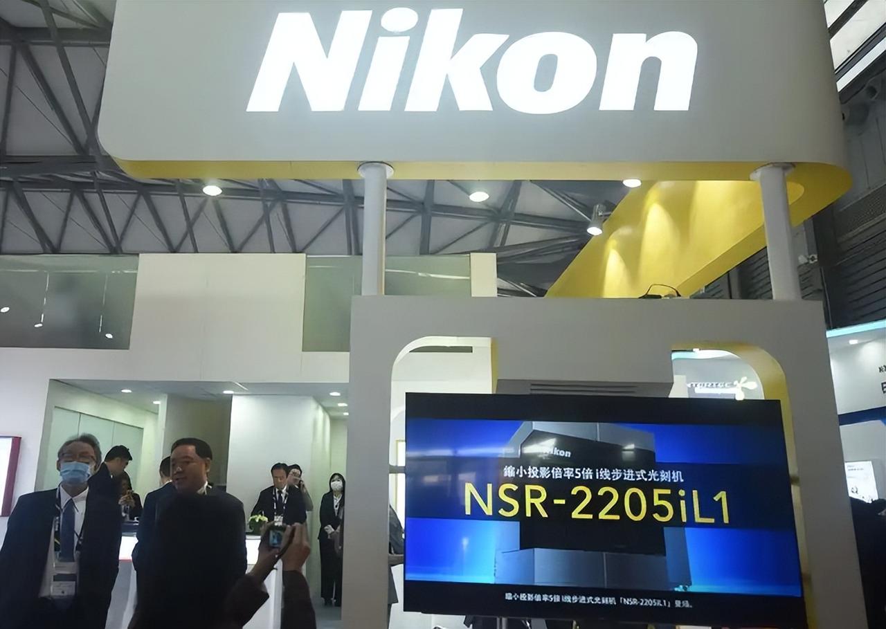 尼康困局根源曝光，中国冲击+自身短板，日本产业衰落已成定局尼康巨亏的背后，不