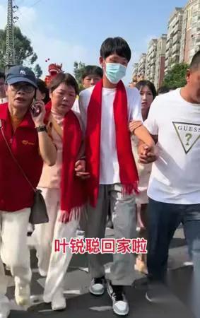 云南野人小孩有新消息！父母被管控的背后藏着什么？最近这事闹得沸沸扬扬，邻居爆