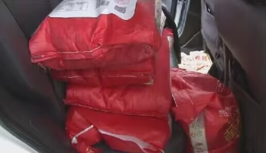 重庆女子和丈夫去超市买了250斤大米，付完钱还没把大米拿出店外，店员就发现大米已