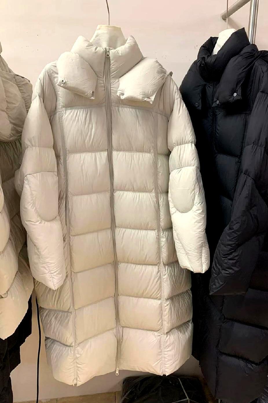 买了件“泡芙”羽绒，轻得跟塑料袋似的，风一刮就贴皮，指甲一划直接露毛。水渍、指纹