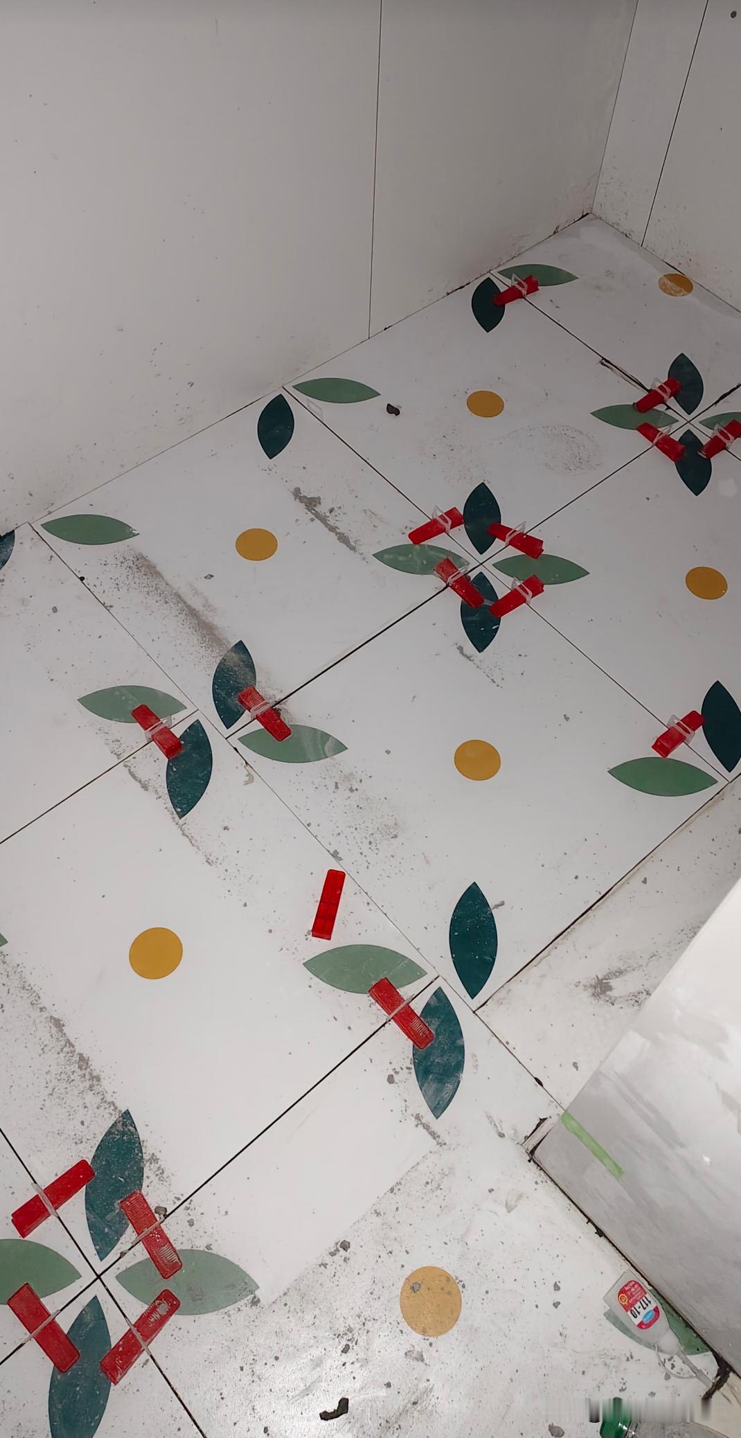 装修哪有不疯的？装修果然不能找熟人更不能找亲戚，花砖连花纹都对不齐，排水渠也不