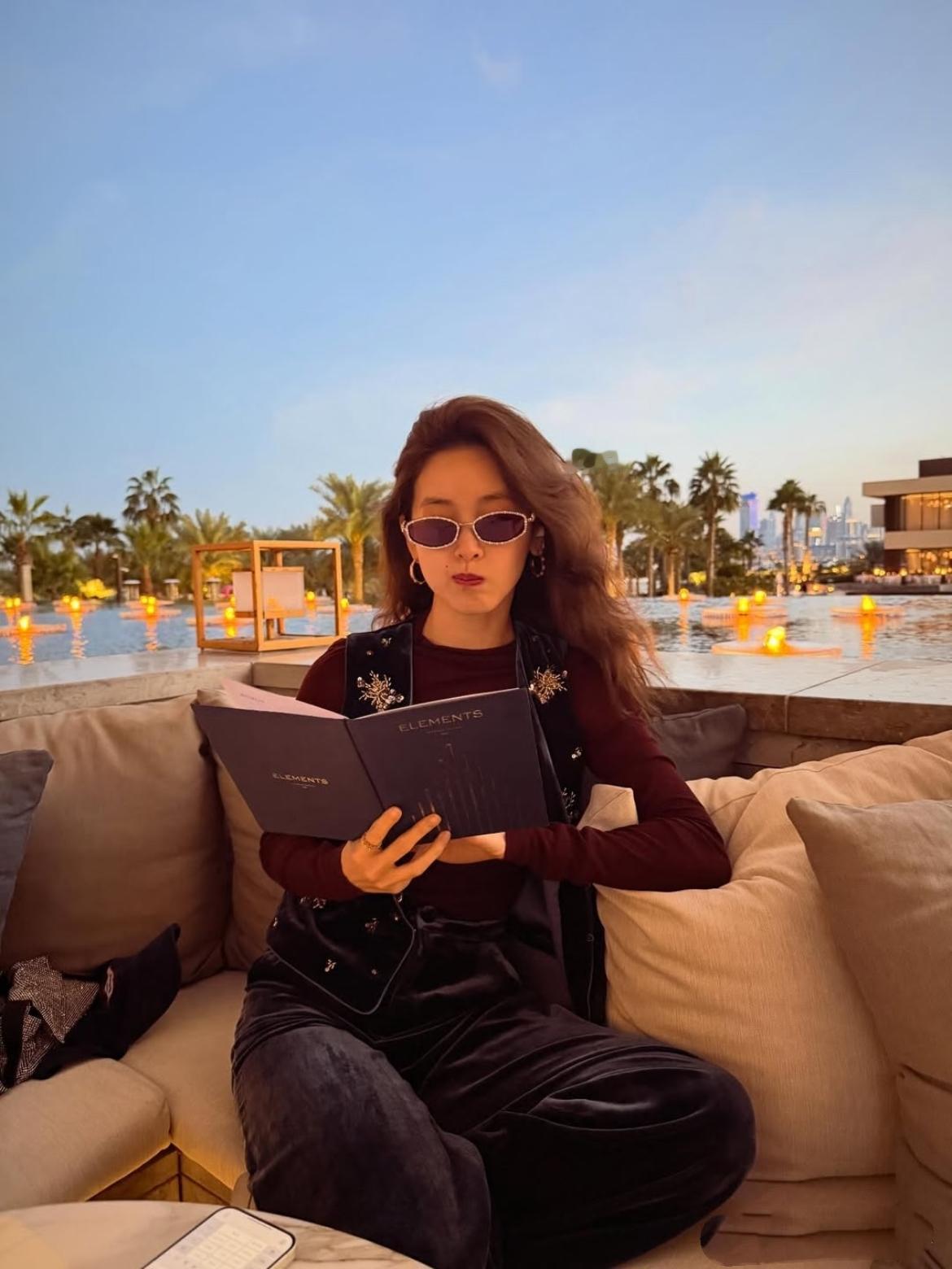 感觉章泽天这套穿搭有些翻车：黑色的阔腿裤搭咖色的紧身衣及黑色印花马甲，再加稍显干