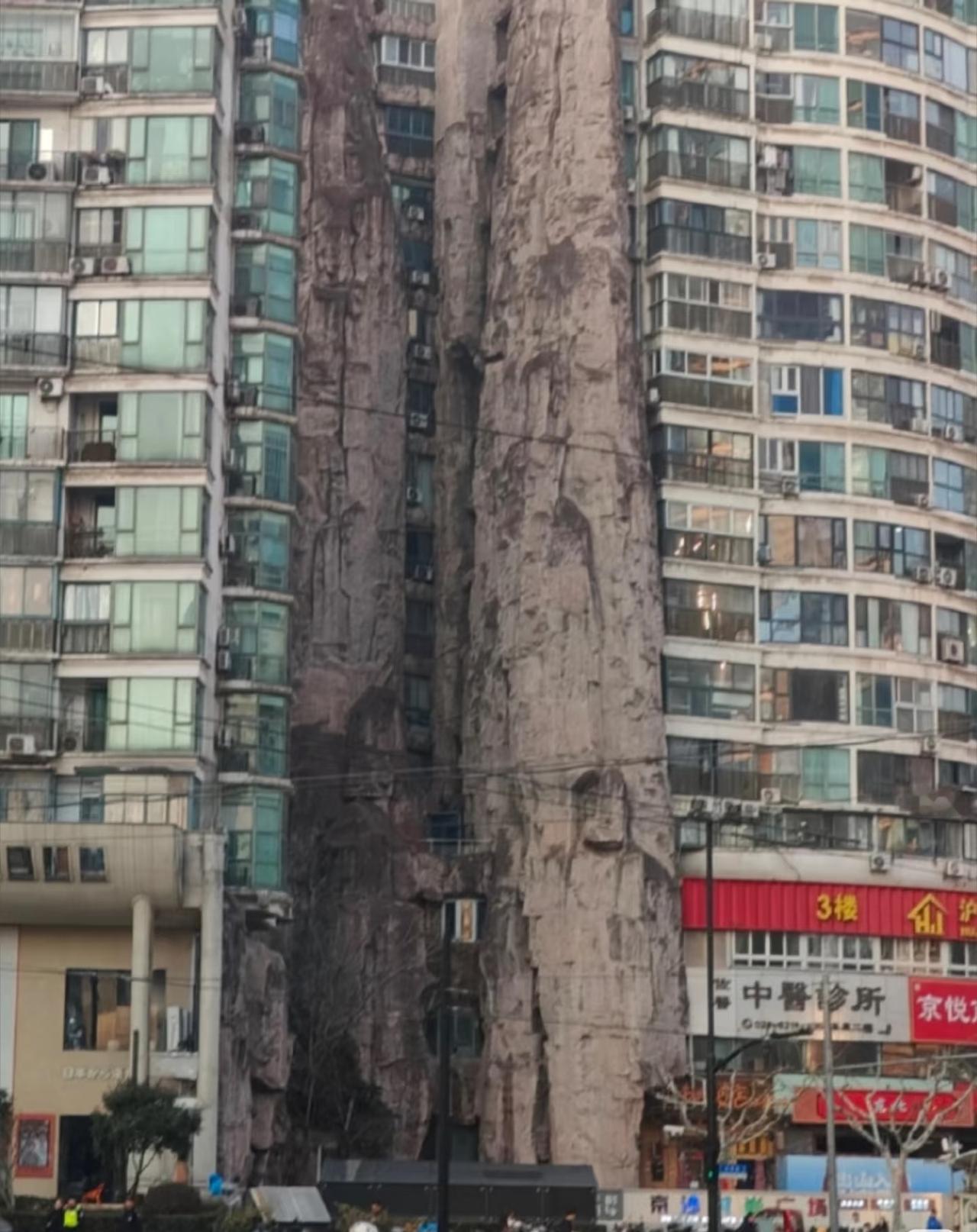 这视角背后有个上海著名🦆店，听闻来上海住这，就能看见辈子没见过的高密度的帅哥[
