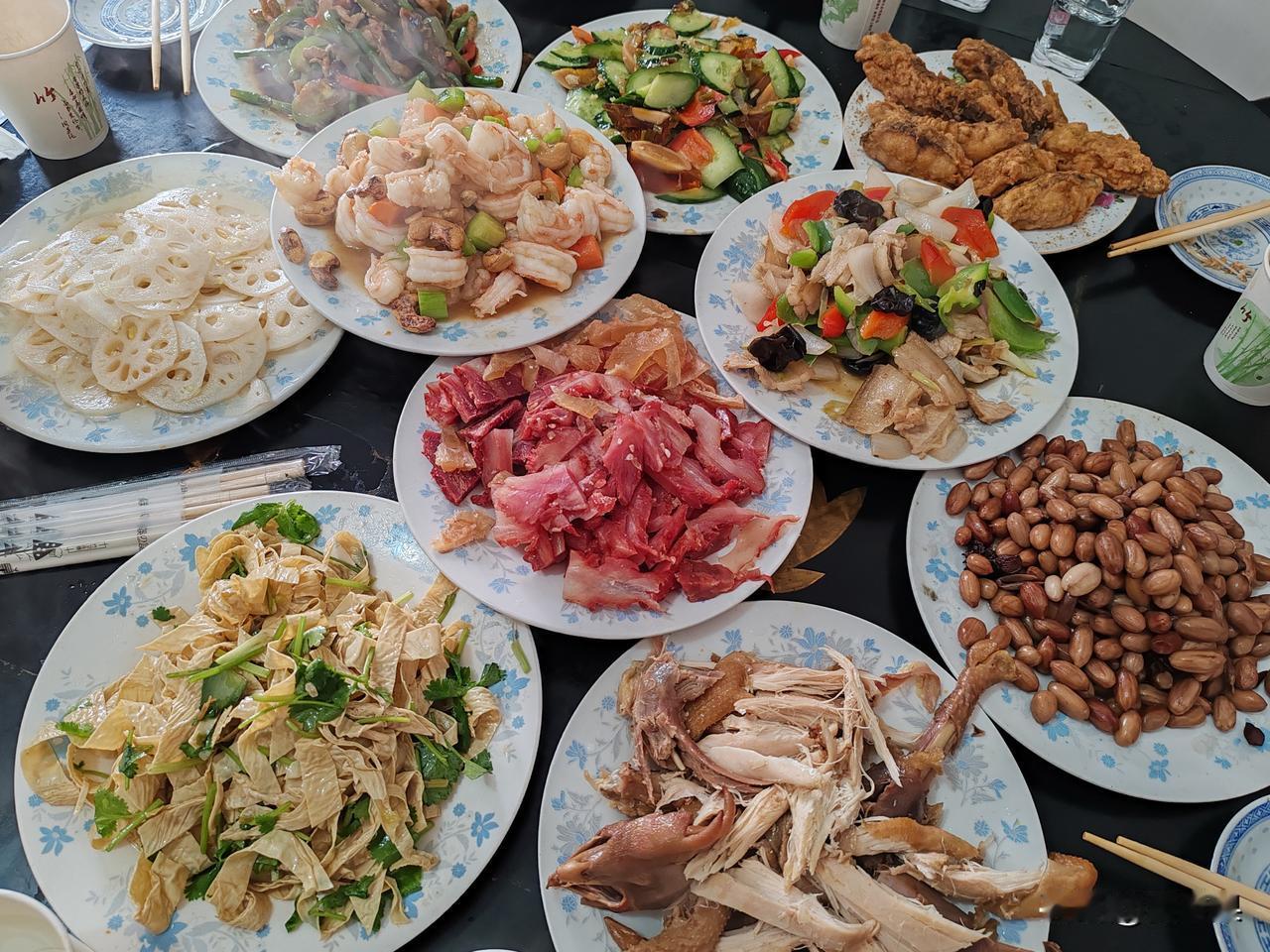 中秋节团圆快乐！家里有个会做菜的哥哥真是幸福啊，过年过节，哥哥都会做一大桌菜。