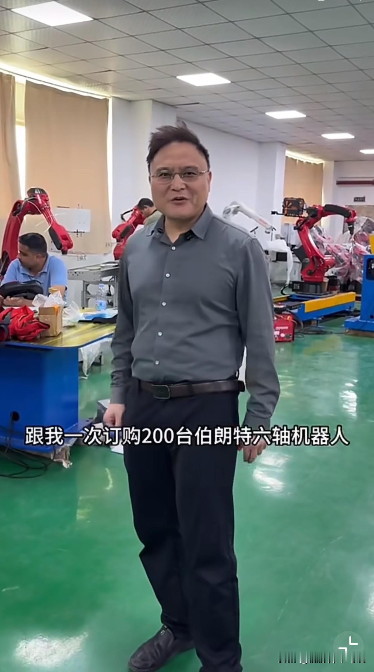 这段视频有两个地方把网友吓得不轻，一哥们卖了两百台机器人给印度，印度派了两名工程