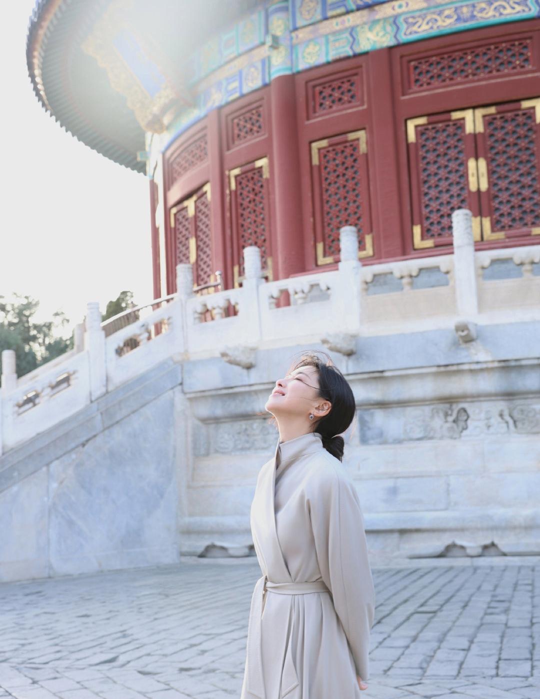 清明的时候朱珠去天坛看了最美的日落当时，她身穿一件系带大衣搭配一条阔腿裤