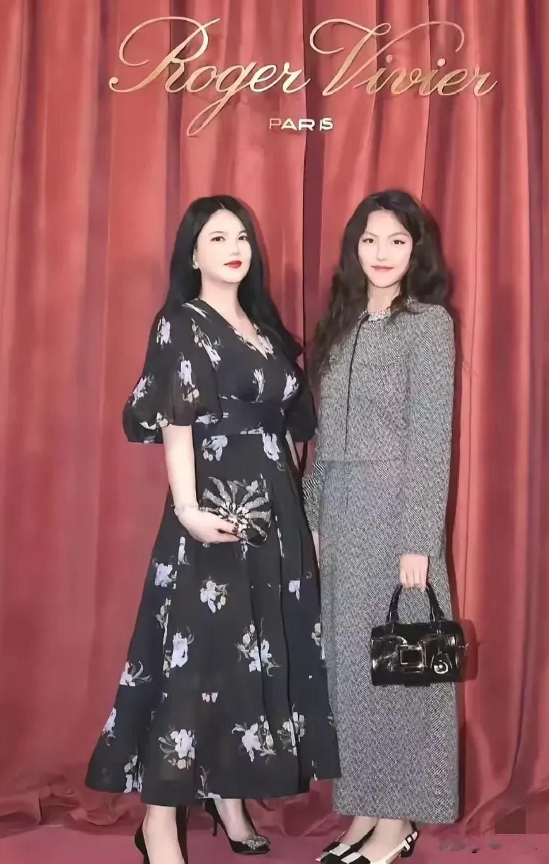 天呐！乍一看以为一对姐妹花。这是李湘富养的女儿王诗龄，15岁的年龄，却有51岁的