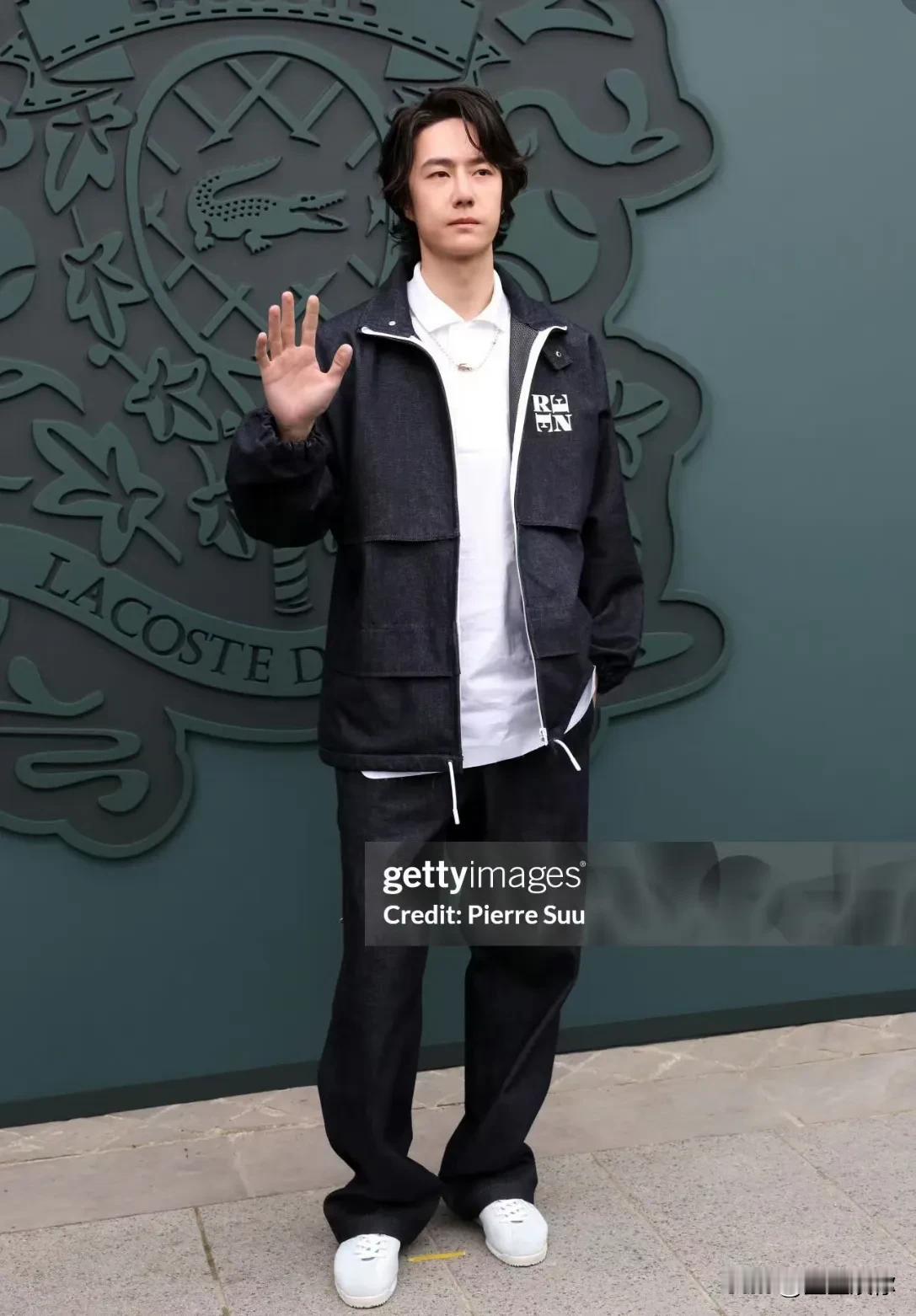 王一博这个很明显就是平时没好好保养，我觉得作为艺人还是少折腾那种什么户外运动吧，