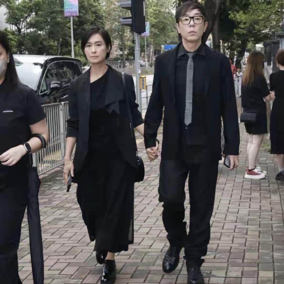 给钟景辉扶棺的人并不吃力，主要是棺材下有滑轮，所以送钟景辉出殡的朋友，就是象征性