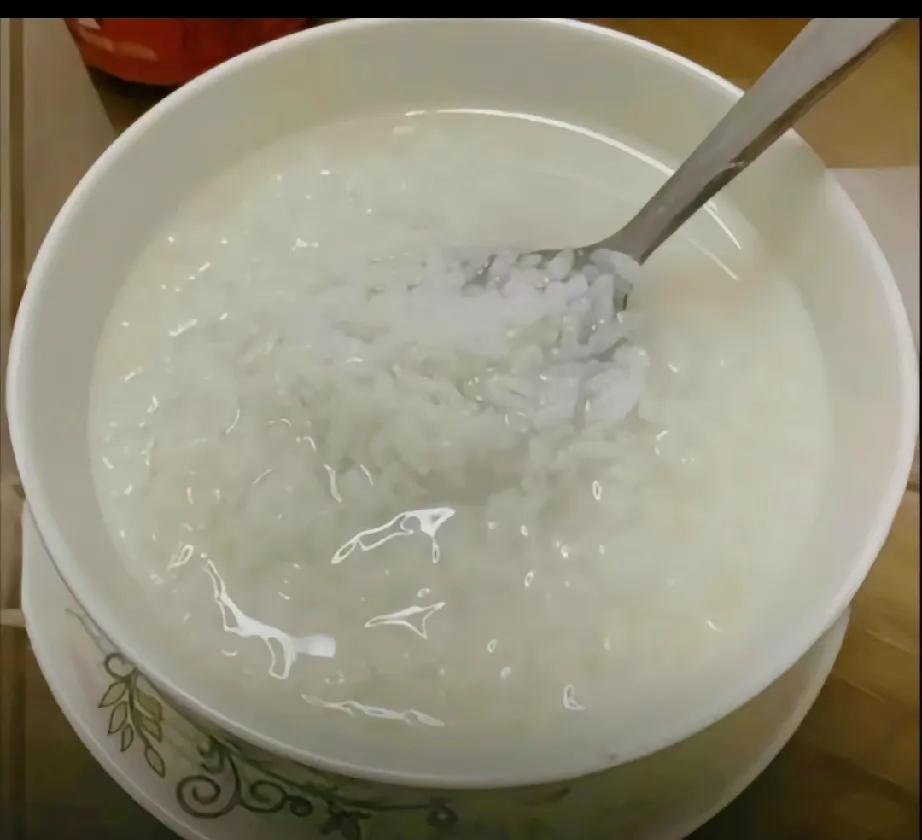 白粥的绝配是什么在线等。把美食写成诗。灶火舔着锅底，蒸笼掀出云雾。四