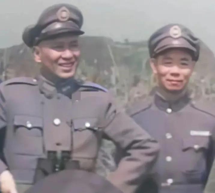 吴石与白崇禧，一张罕见的合影，这张照片拍摄于1945年抗战胜利前后，地点在重庆。