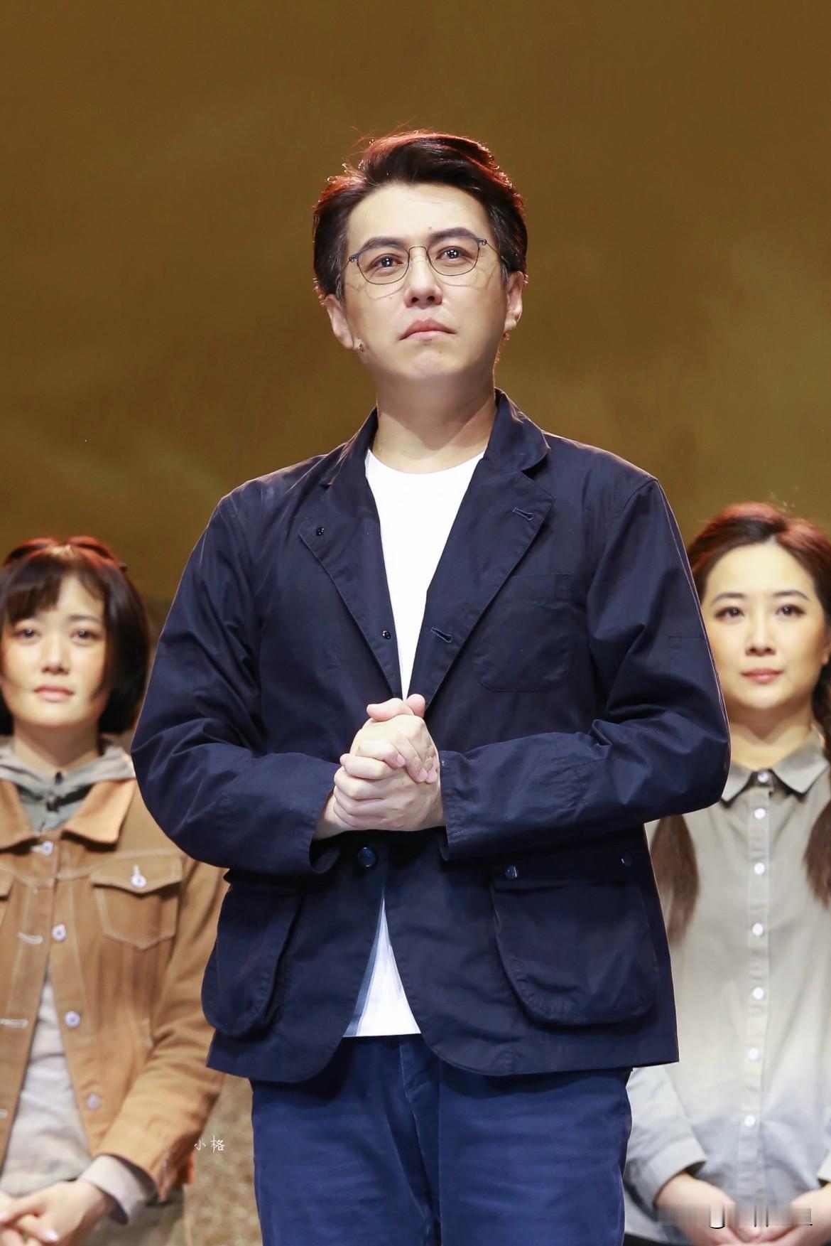 靳东真的不一样了！不是因为他又演了啥爆款剧，而是《人民日报》突然改口