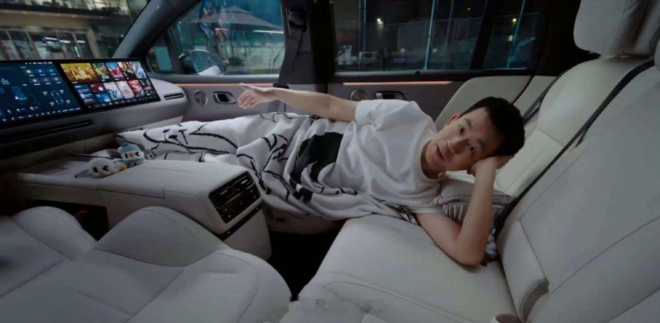 理想总裁躺着开发布会这场发布会直接把松弛感拉满啊，主讲人全程躺着输出，我还以为刷