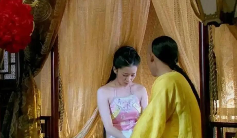 1725年，14岁的乾隆被安排第一个试婚宫女，侍寝后让他终生难忘。她身着薄纱衣裳