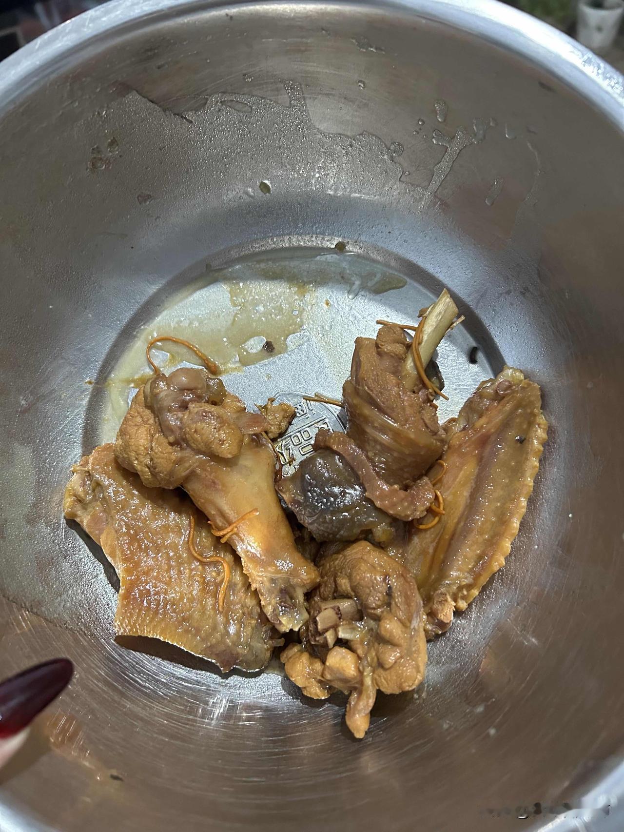 爸爸炖了那么多次鸡怎么会不知道熟没熟呢那天回家的时候爸爸专门炖了只鸡他炖好之