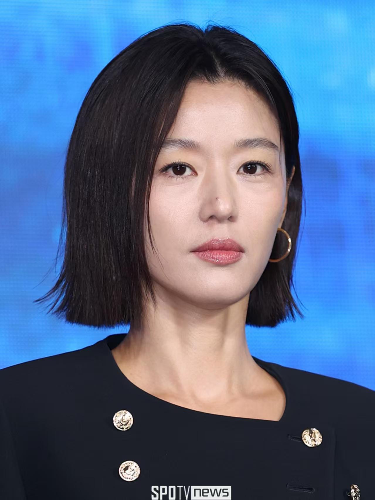 全智贤姐姐的眼睛也有了岁月真的从不败美人，姐姐有了眼袋还这么有韵味，好真实啊，让
