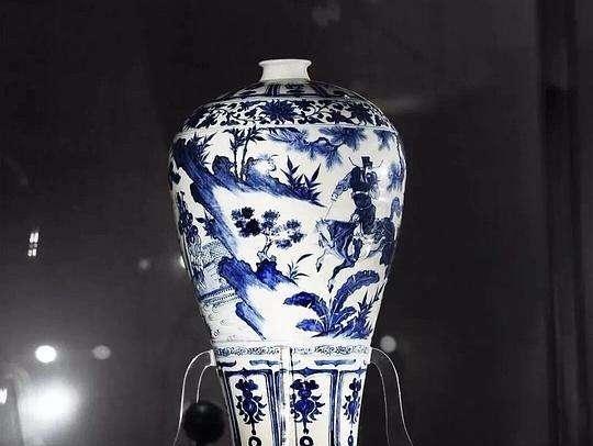 1950年，收藏家陈新民在南京街头闲逛时，突然停在一个瓷瓶前面，并且惊讶地问道：