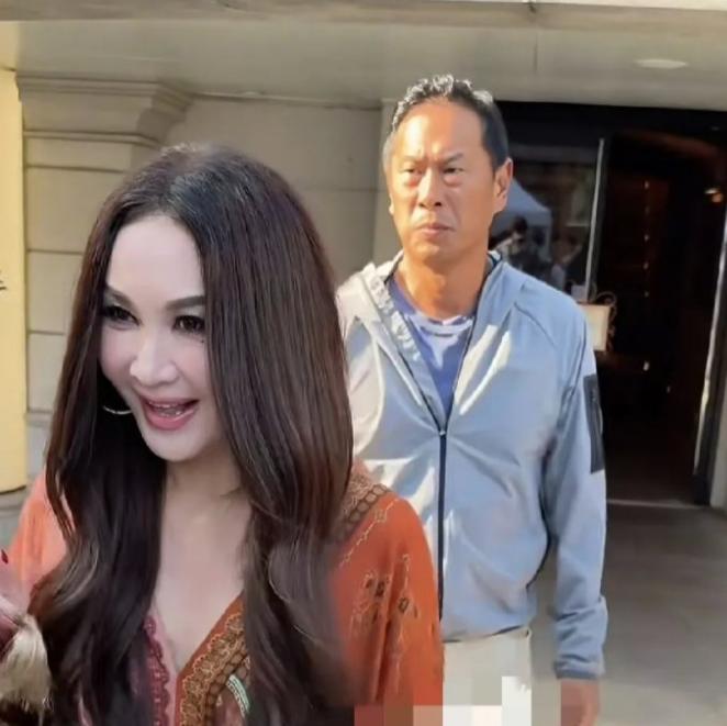 温碧霞这个状态算好吗？网友在香港尖沙咀偶遇温碧霞夫妻，何祖光就不说了，黑老头一