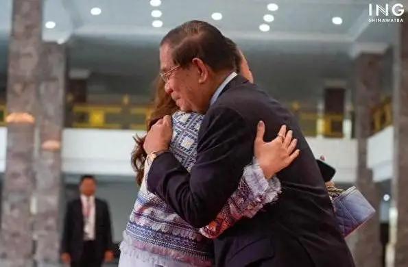 洪森亲王是一个非常开放的人，喜欢法式礼节，看看他对于妇女的态度。他非常受妇女欢