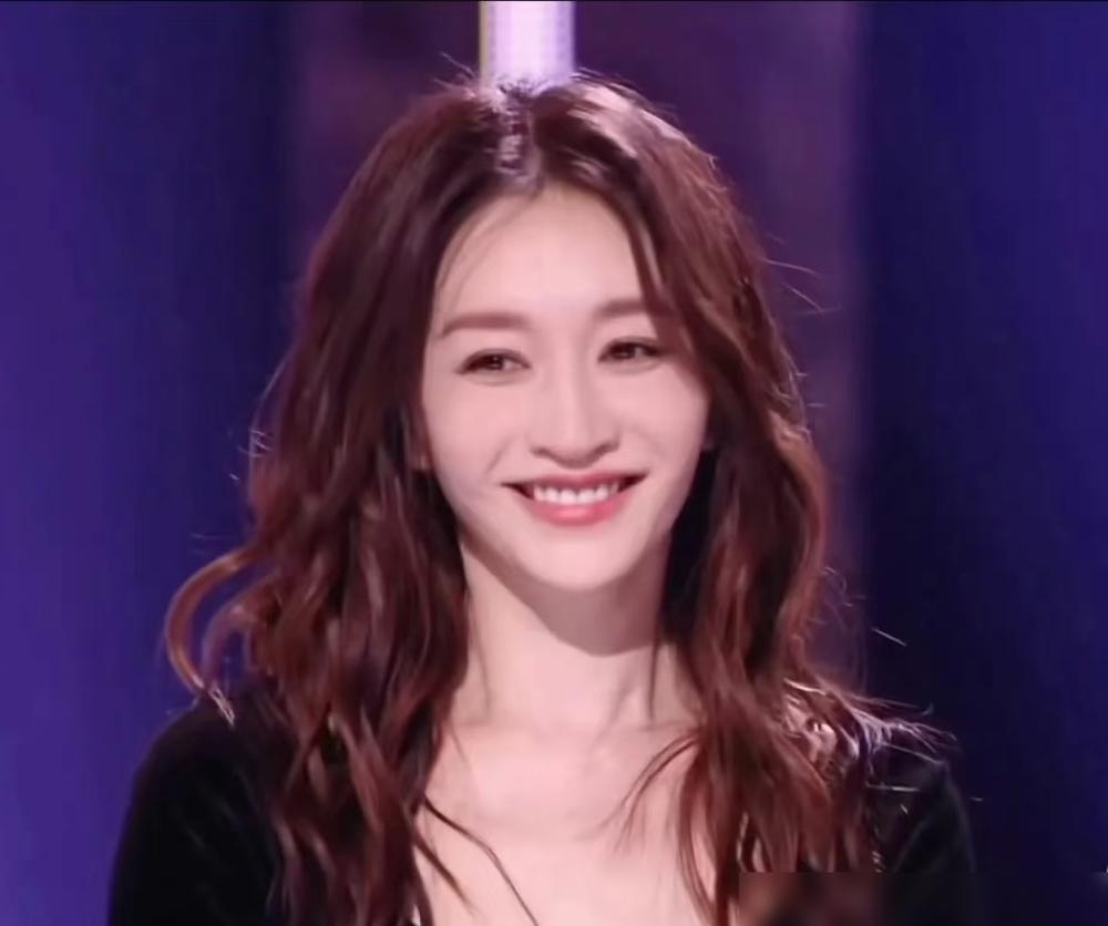 搞错了。李小冉快50岁的状态，根本不是靠保养，是靠交换。你以为那是松弛感？我