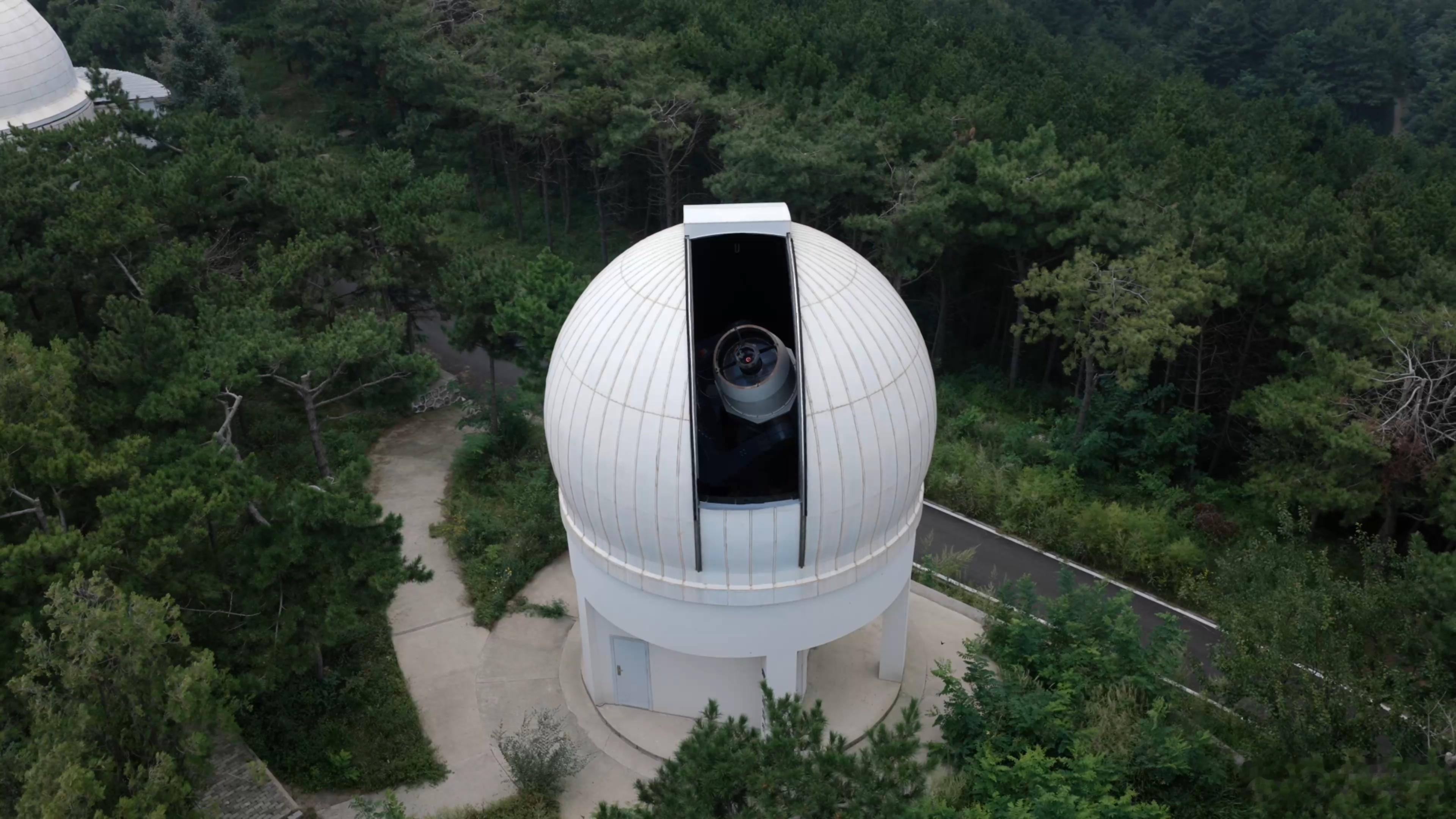 超新星爆发就像宇宙里突然亮起的闪光灯，极早期信号转瞬即逝，等常规流程反应过来，最