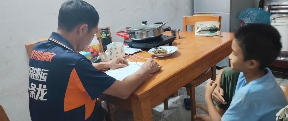 辅导作业时，手里拿着衣架，心里却在打退堂鼓。我不是没想过发火，孩子写个字慢半拍