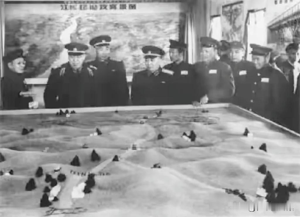 1958年初，罗荣桓元帅（左二）与萧劲光大将（左三），谭政大将（左四）视察“汉口