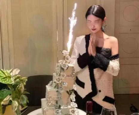 2020年，上海一位女子在KTV庆生，阔气地点了一瓶49800元的路易十三，外加