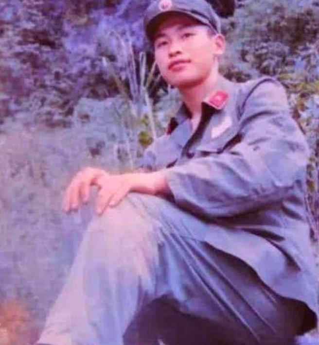 1985年深秋，一位战士在整理阵亡战友的遗物时，发现一个包裹上粘着张泛黄的纸条，