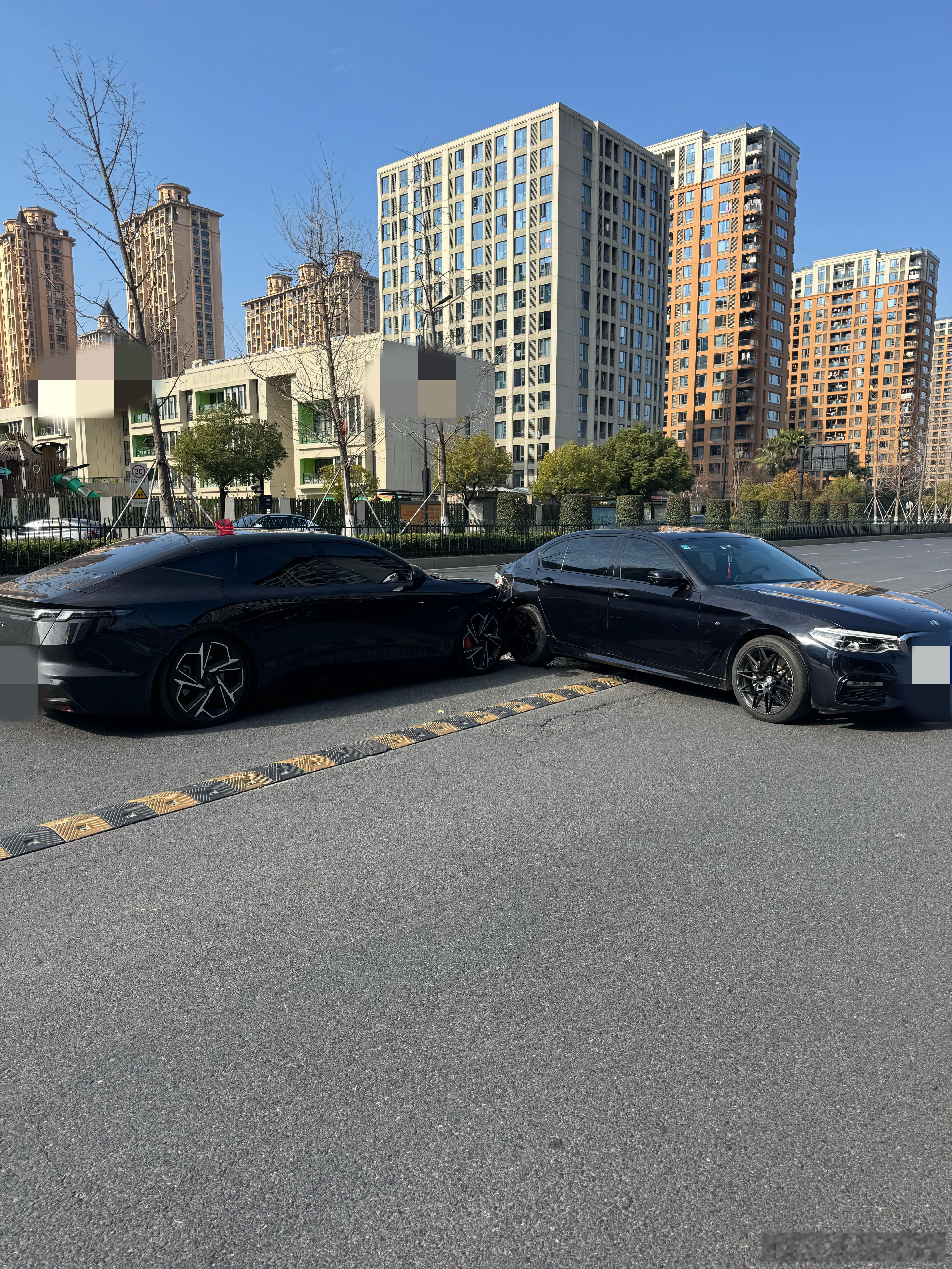 细心呵护的Z10，安全驾驶一年多，一点小刮小碰都没有，折在了把车开在自家客厅的萧