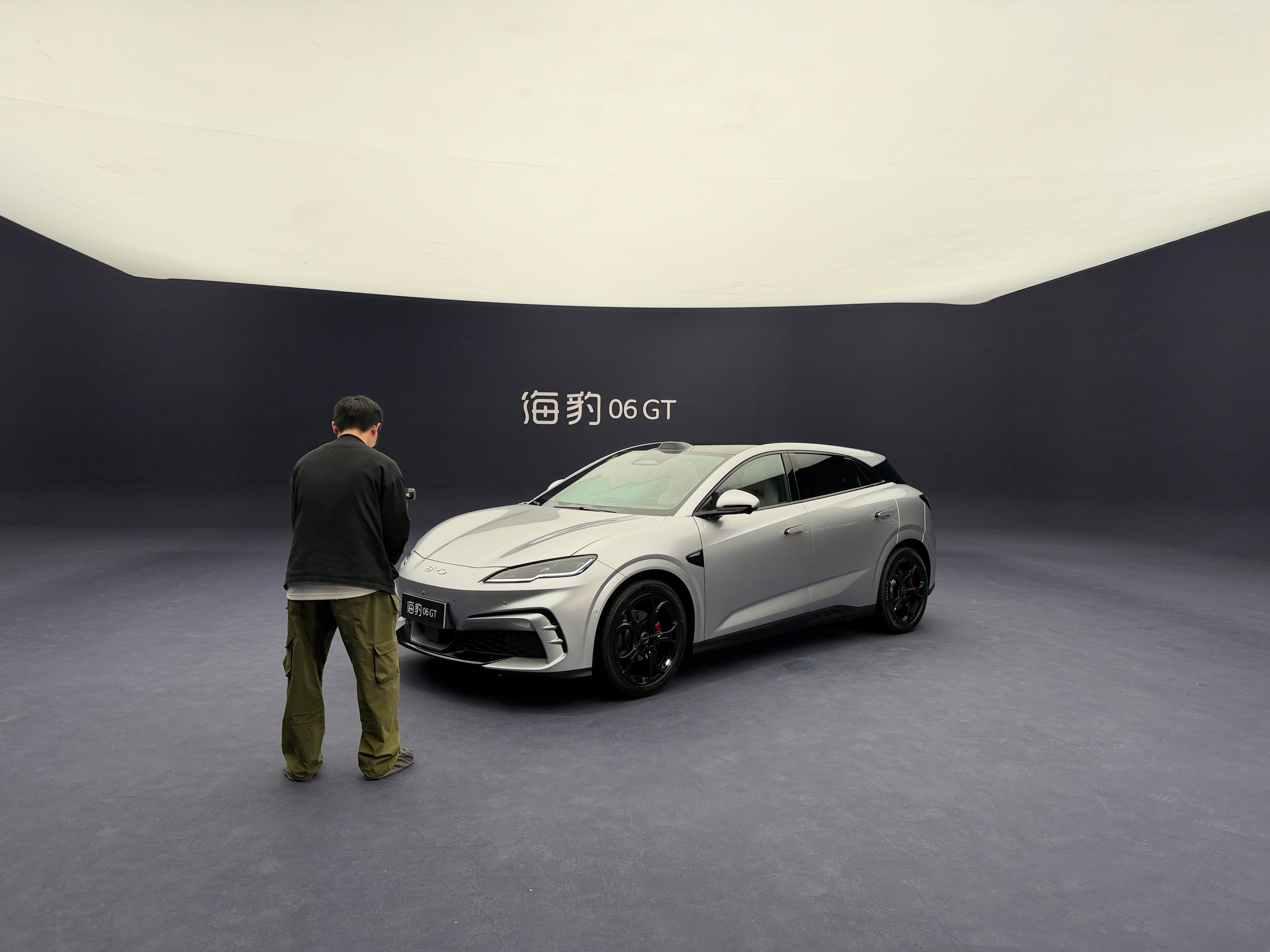 嘿嘿，来品鉴一下闪充版的海豹06GT造型真战斗啊！比亚迪大v聊车