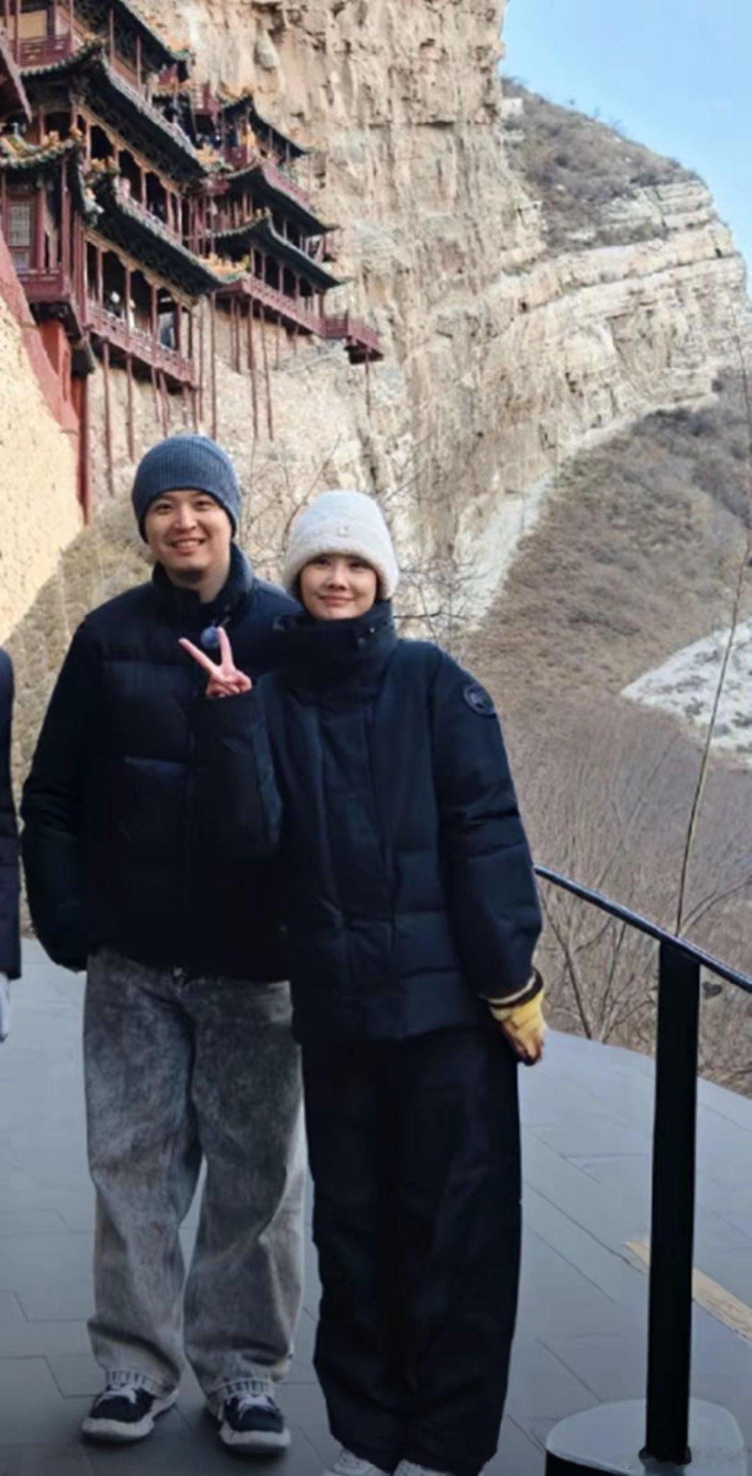 网友山西偶遇李纯马頔，俩人穿的黑色上衣加针织帽，看着就暖和。跟粉丝合照的时候笑得