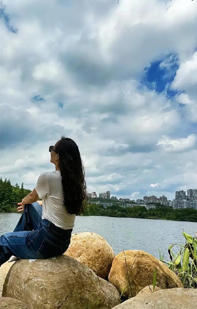 守护婚姻是一种责任不出轨，但是心里也住着一个人这个人绝对不是婚内的人。中年