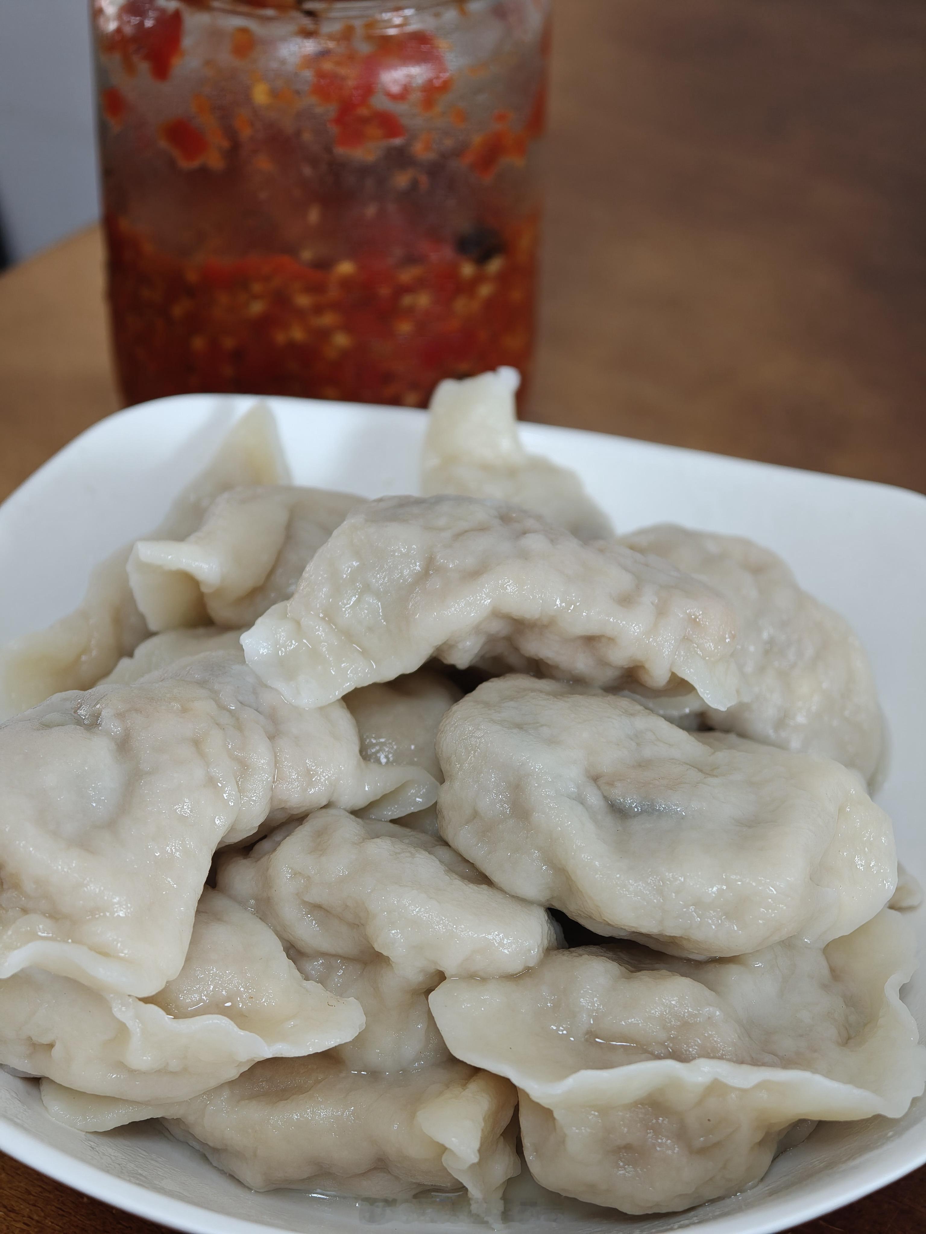 今天中午吃大葱猪肉馅饺子。我妈早上六点多就去买肉、调馅、擀饺子皮。灵魂是一定要配