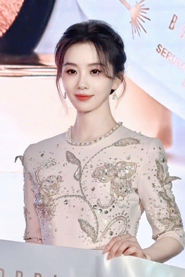 今天刘诗诗在出席活动的时候搭配的很靓丽，看起来非常的迷人，有很有潇洒范儿。刘