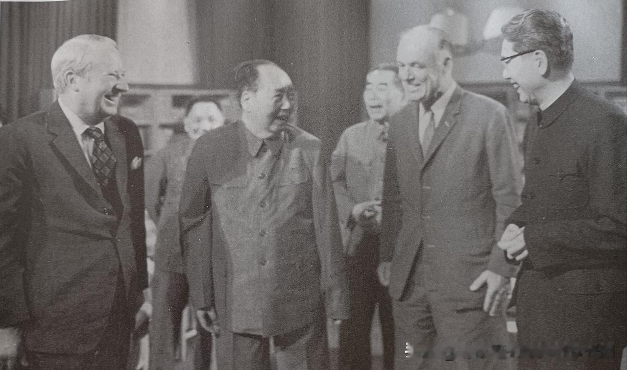 中南海1974：毛主席亲切会见英国前首相希思这张老照片出自著名中南海摄影师